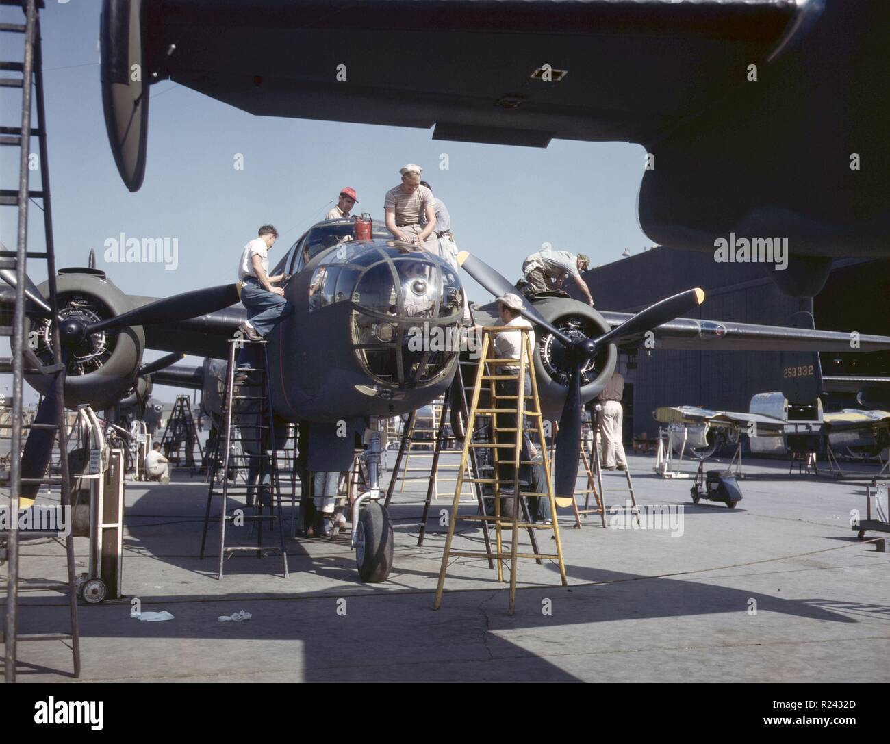 I lavoratori di completare la costruzione di B-25 bombardiere Mitchell, Inglewood, California. La Seconda Guerra Mondiale; US Air Force 1942 Foto Stock