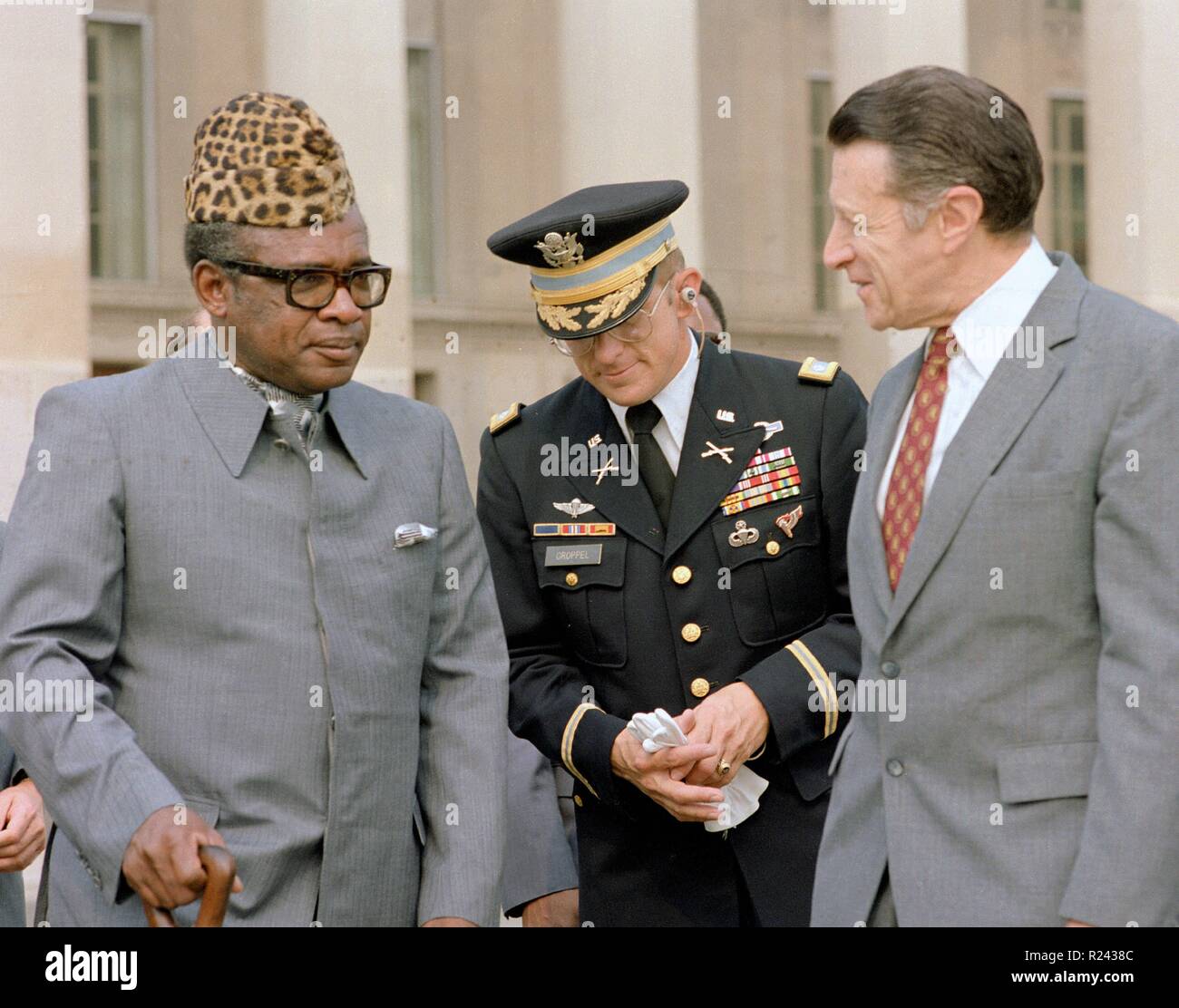 Il presidente Mobutu dello Zaire in visita il segretario americano alla Difesa Caspar Weinberger 1983 Foto Stock