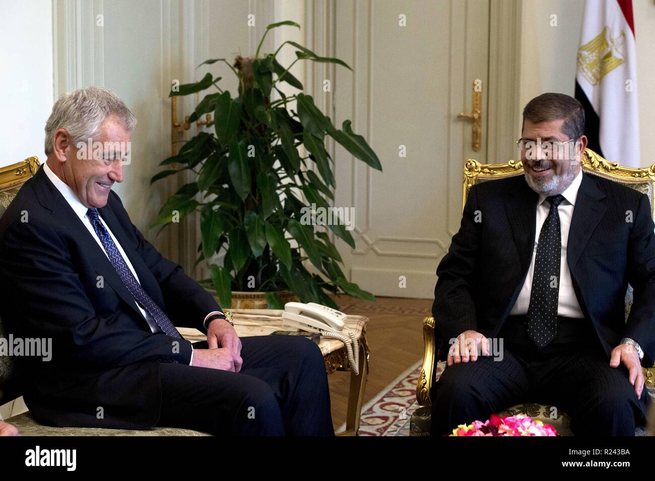 Chuck Hagel il Segretario americano alla difesa, si incontra con il presidente egiziano Mohamed Morsi a Il Cairo, 24 aprile 2013 Foto Stock