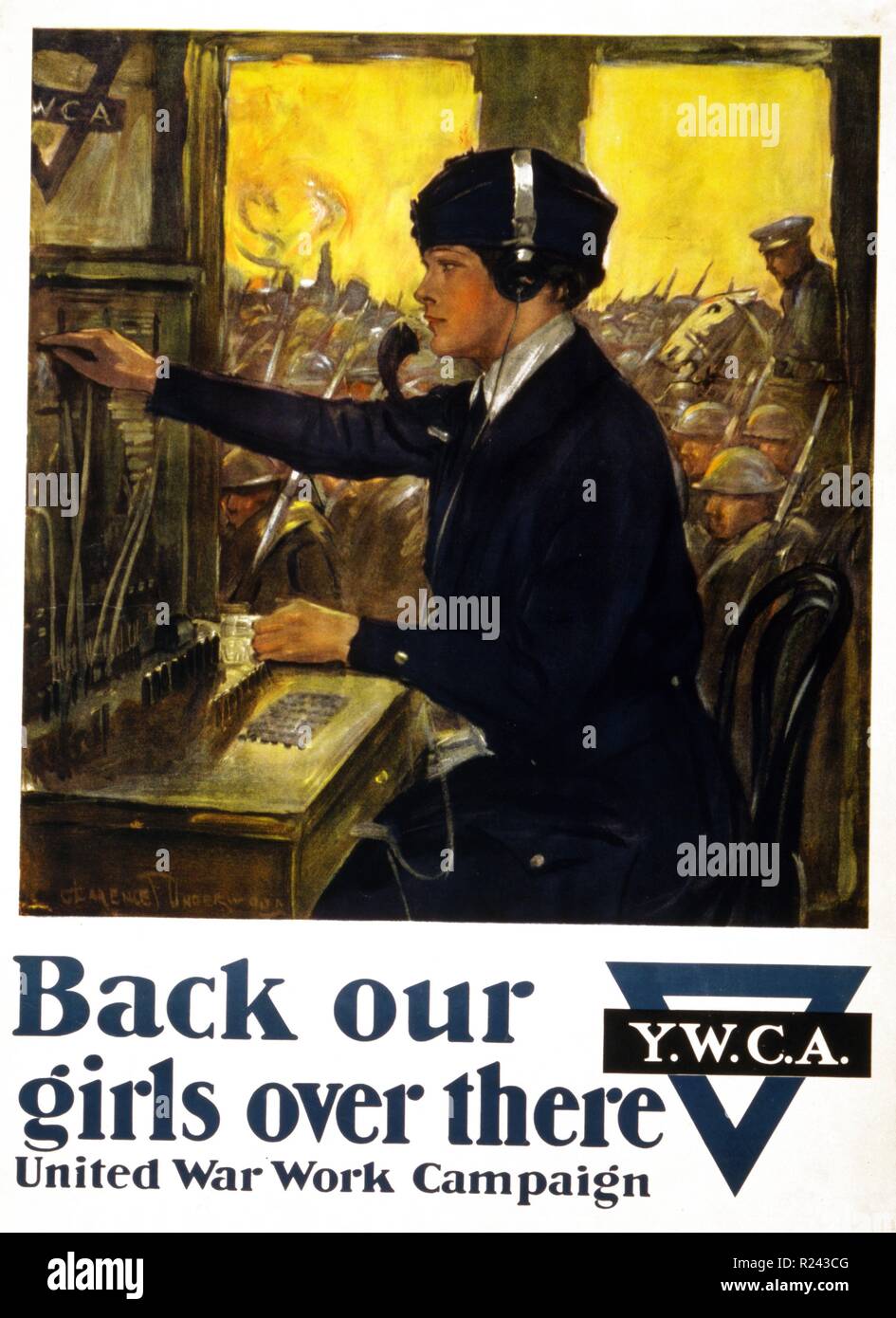 Y.W.C.A. poster per il Regno di guerra campagna di lavoro che mostra una giovane donna seduta a un centralino con soldati in background. Datata 1918 Foto Stock