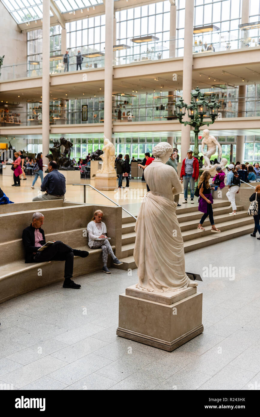 La città di New York, Stati Uniti d'America - 23 Giugno 2018: Il Charles Engelhard corte nell'Ala americana nel Metropolitan Museum of Art di New York Foto Stock