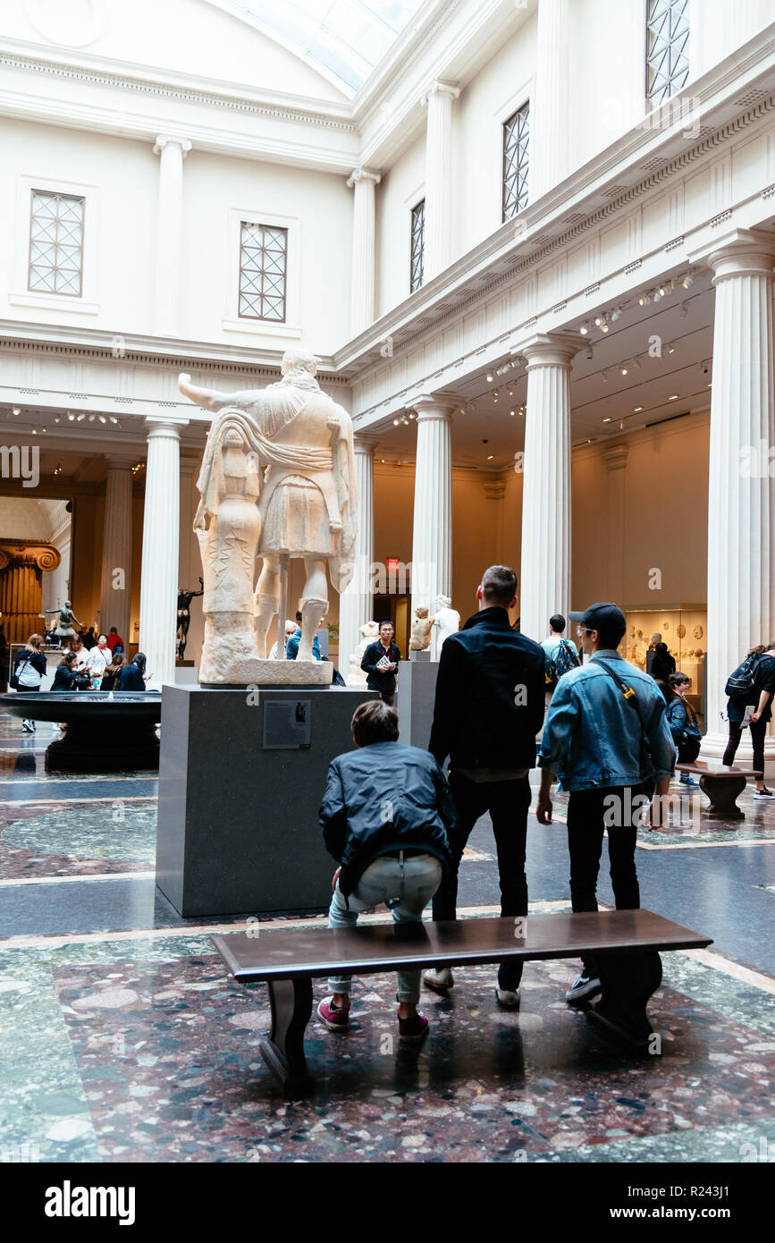 La città di New York, Stati Uniti d'America - 23 Giugno 2018: i visitatori a Arte Greca e Romana sale del Metropolitan Museum of Art di New York Foto Stock