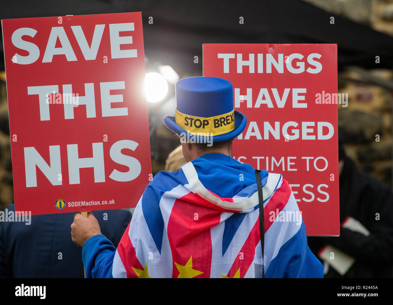 Anti Brexit sostenitori al di fuori del Parlamento la campagna per fermare Brexit. Essi vorrebbe rimanere nell'UE. Foto Stock