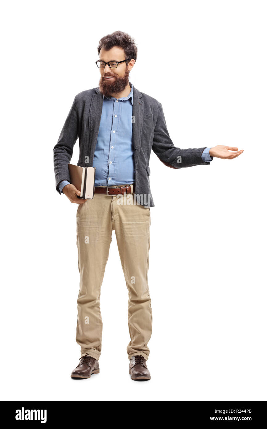 A piena lunghezza Ritratto di un uomo con libri, rendendo il gesto di benvenuto e cercando di un lato isolato su sfondo bianco Foto Stock