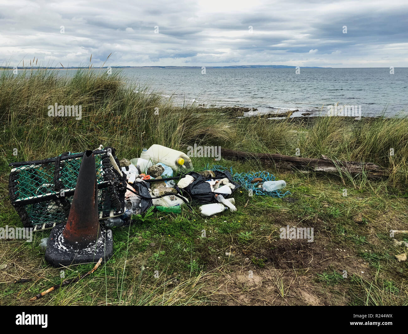 Un ampia vista-shot di coste inquinate, un mucchio di immondizia può essere visto sul prato che è stata rimossa dall'oceano. Foto Stock