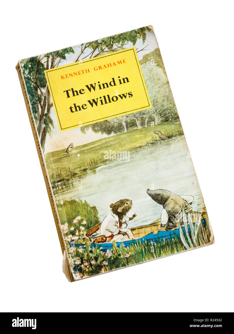Illustrate il coperchio anteriore del vecchio libro dog-eared paperback il vento nei salici di Kenneth Grahames. Ritaglio sul bianco. 1961 edizione di Methuen & Co Ltd Foto Stock