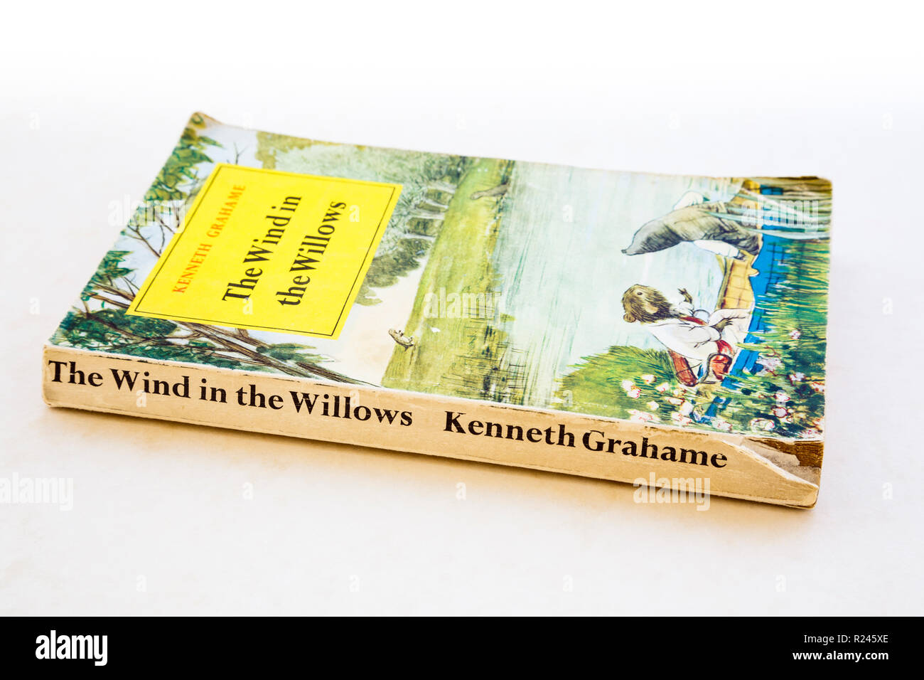 Illustrate il coperchio anteriore del vecchio libro dog-eared paperback con dorso strappato il vento nei salici di Kenneth Grahames. 1961 edizione di Methuen & Co Ltd Foto Stock