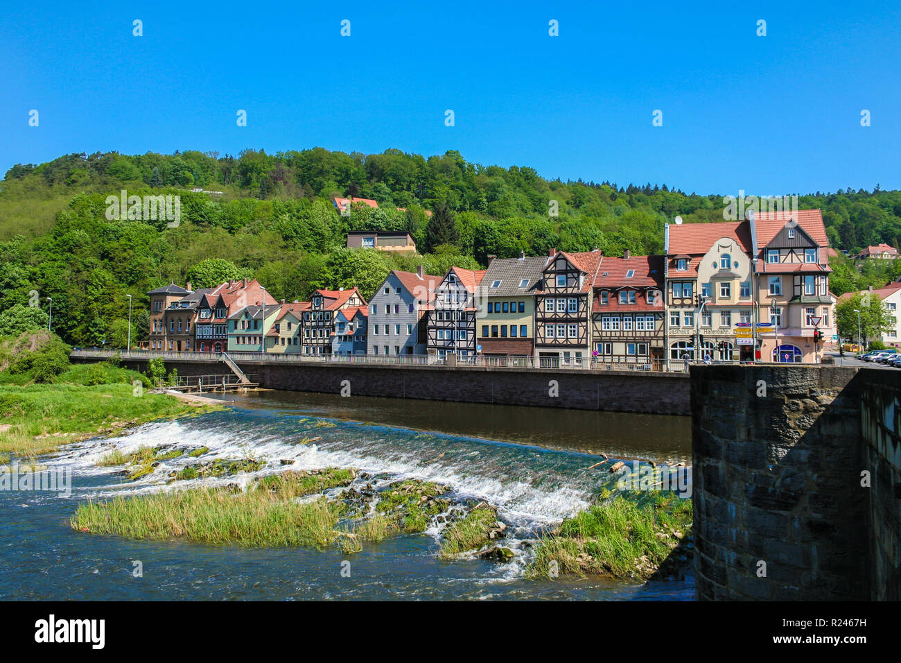 Vista panoramica del fiume Werra, la diga e lungo il fiume con la sua bella tradizionali tipiche case a graticcio di Hann. Münden, una città... Foto Stock