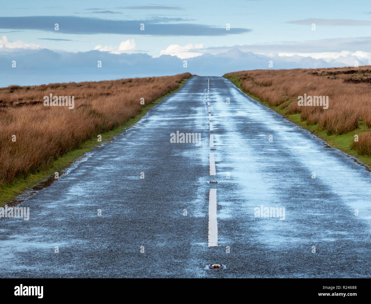 Un vuoto, strada aperta in caso di tempo umido nel Parco Nazionale di Exmoor Devon UK Foto Stock