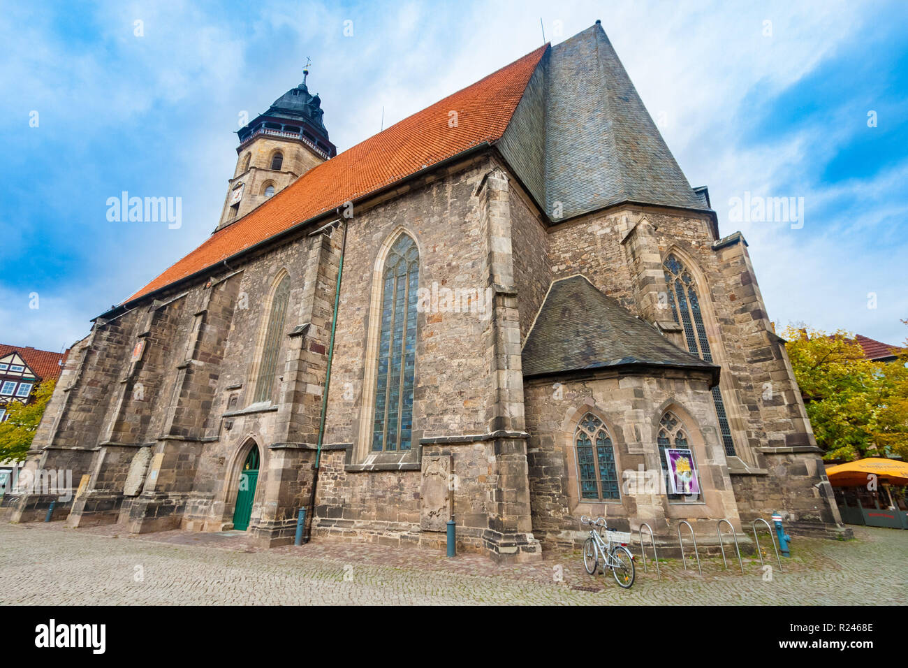 Grande basso angolo di visione del patrimonio-protected Evangelical-Lutheran San Biagio chiesa eretta nel centro storico della città di Hann. Münden, inferiore... Foto Stock