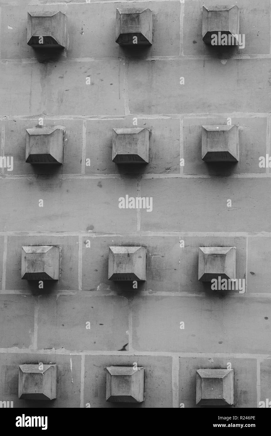 Elementi geometrici su edificio, bianco e nero Foto Stock