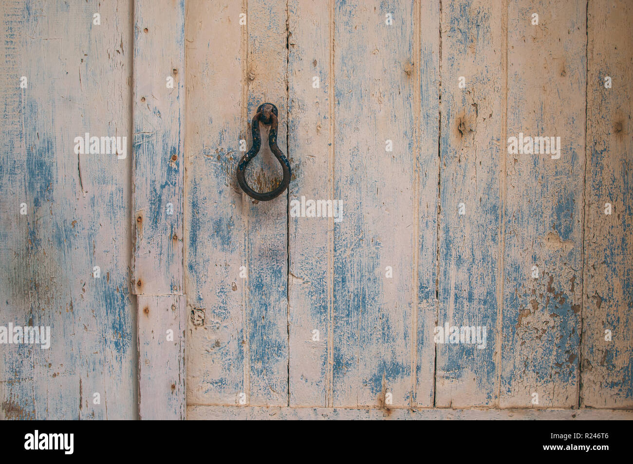 La vecchia porta con vernice diversa, utilizzare come sfondo naturale Foto Stock