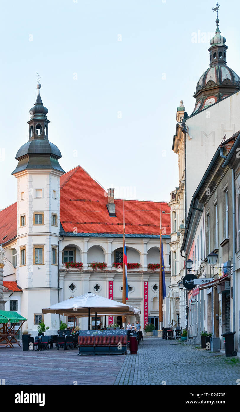 Maribor, Slovenia - 16 Settembre 2018: Maribor piazza del Castello con la gente, abbassare la Stiria, Slovenia Foto Stock