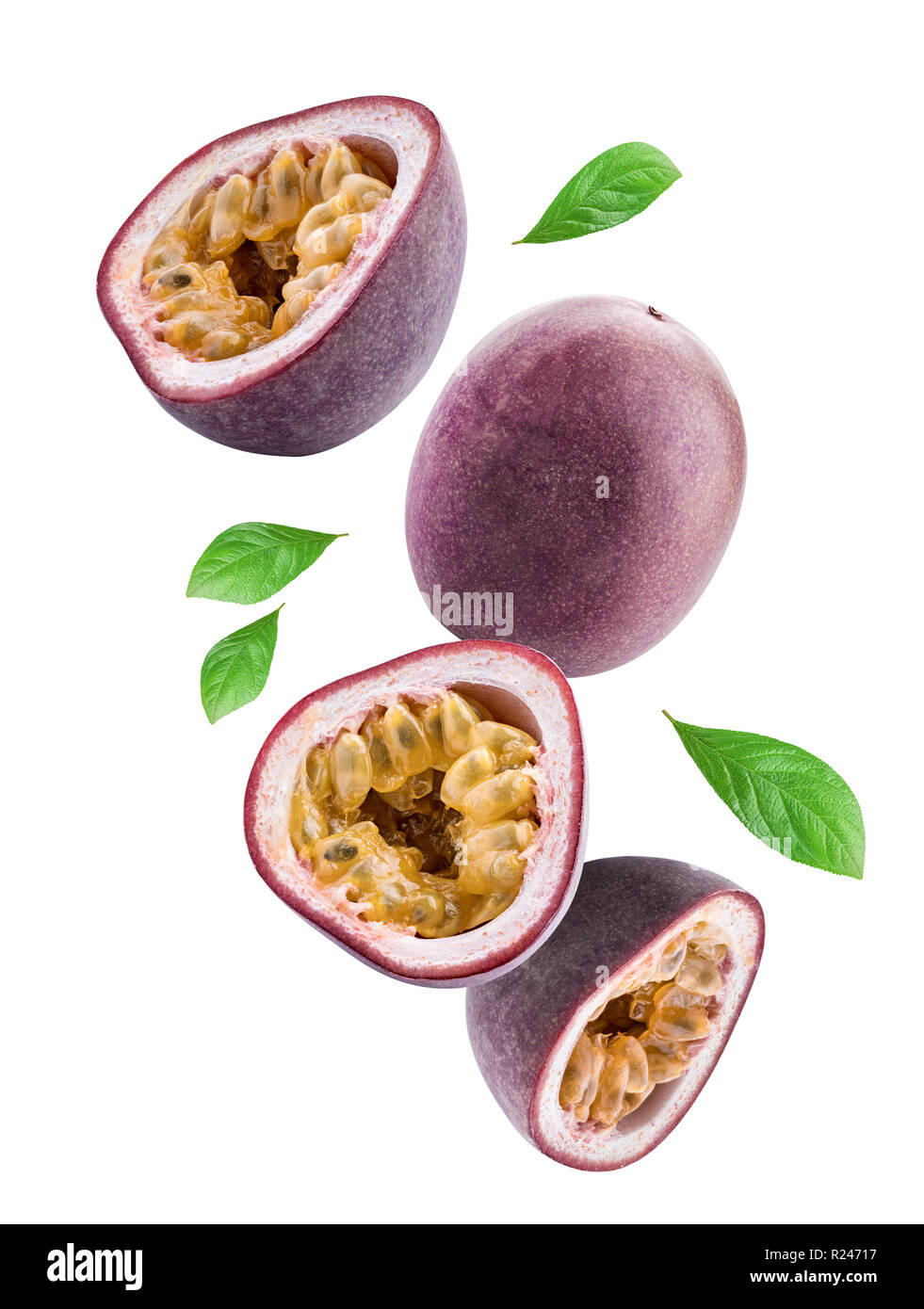 Flying passione frutta isolato su sfondo bianco. Tracciato di ritaglio Foto Stock