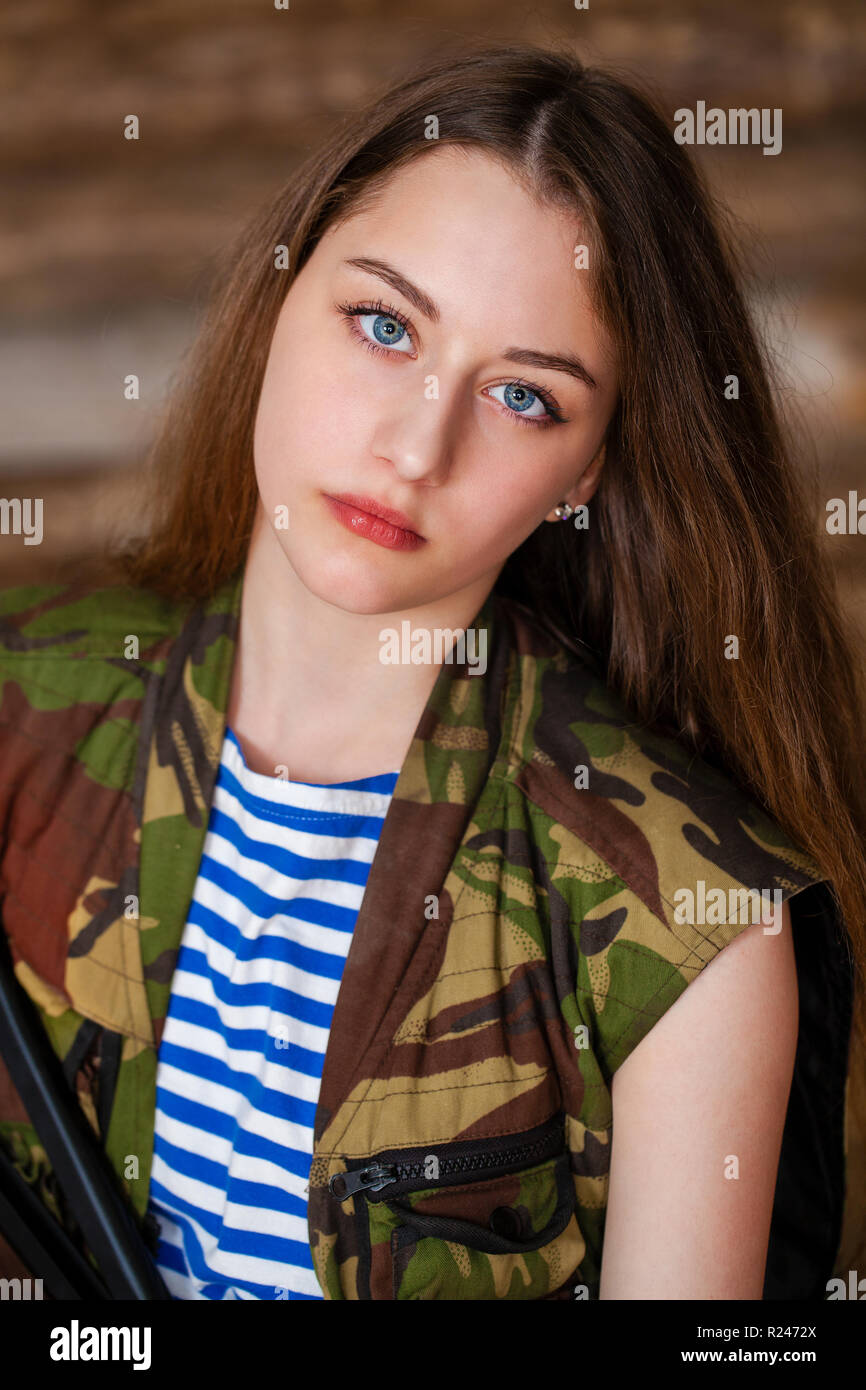 Ragazza russa. Giovane donna indossa Esercito Rosso forma di 1943 anno Foto Stock