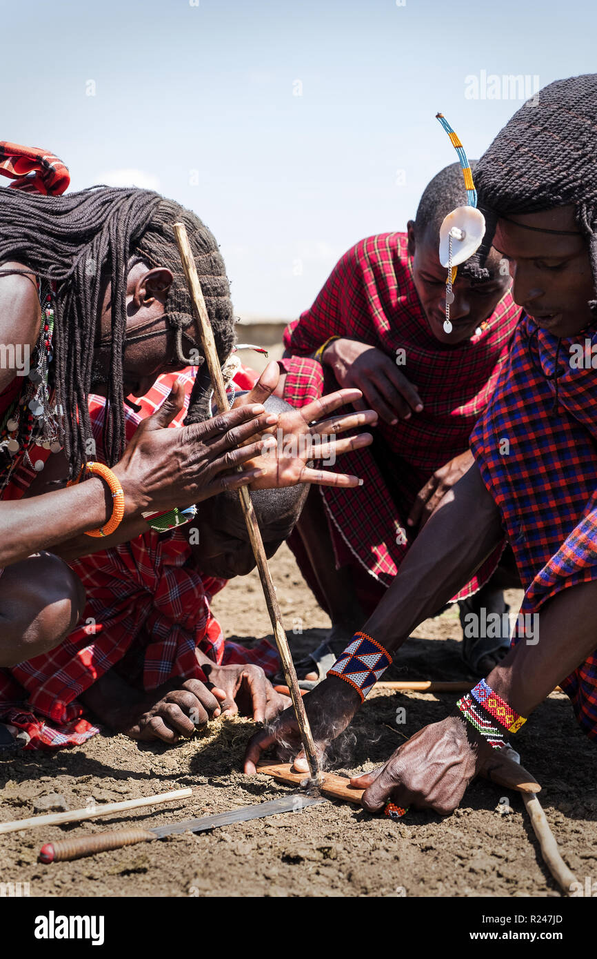 Masai uomini fuoco illuminazione utilizzando i metodi tradizionali, il Masai Mara villaggio nella riserva nazionale, Kenya, Africa orientale, Africa Foto Stock