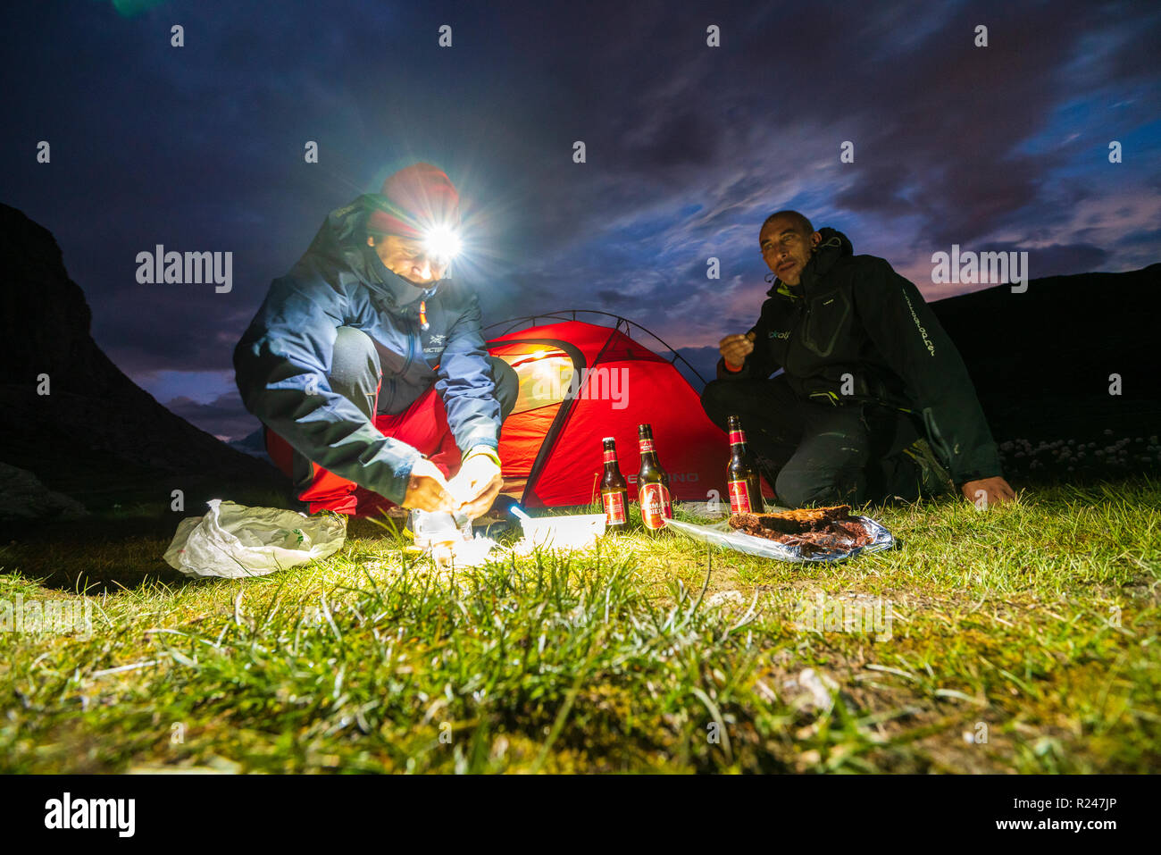 Gli escursionisti avendo pranzo al di fuori di tenda al lago Riffelsee, Zermatt, Vallese, Svizzera, Europa Foto Stock