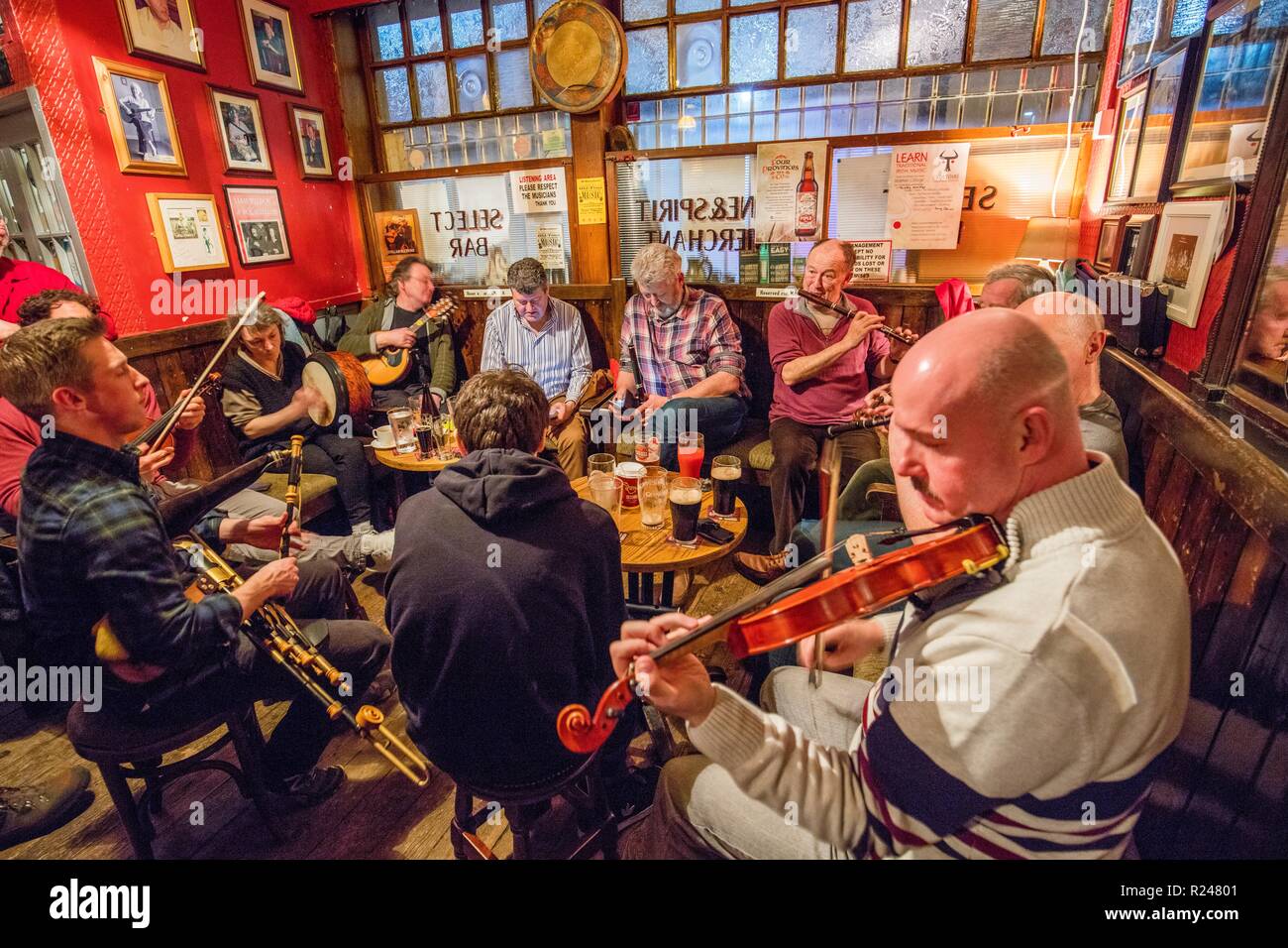 Il ciottolo Pub, durante una musica tradizionale irlandese jam session, Dublino Repubblica di Irlanda, Europa Foto Stock