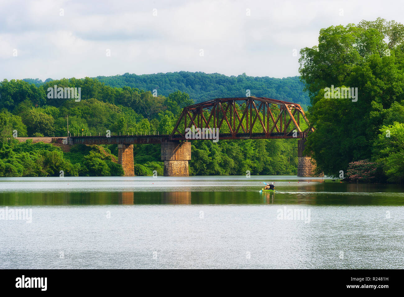 Oak Ridge, Tennessee, Stati Uniti d'America - Luglio 14,2018: vista dalle rive del Melton Lake Park in Oak Ridge, Tennessee. Due uomini in un kayak sfiorano le acque come il Foto Stock