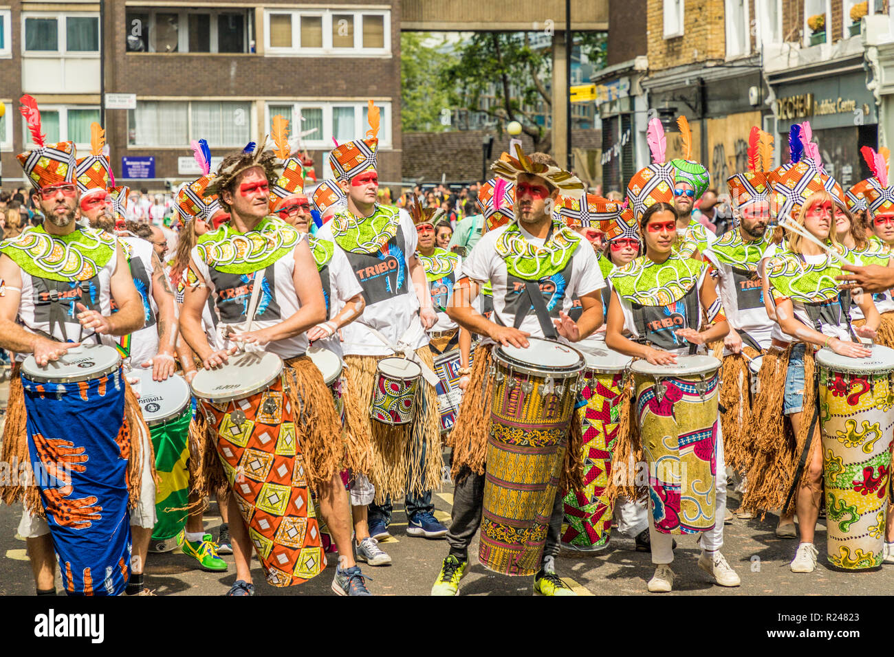 Alcuni dei colori vivaci batteristi vestito al carnevale di Notting Hill, London, England, Regno Unito, Europa Foto Stock