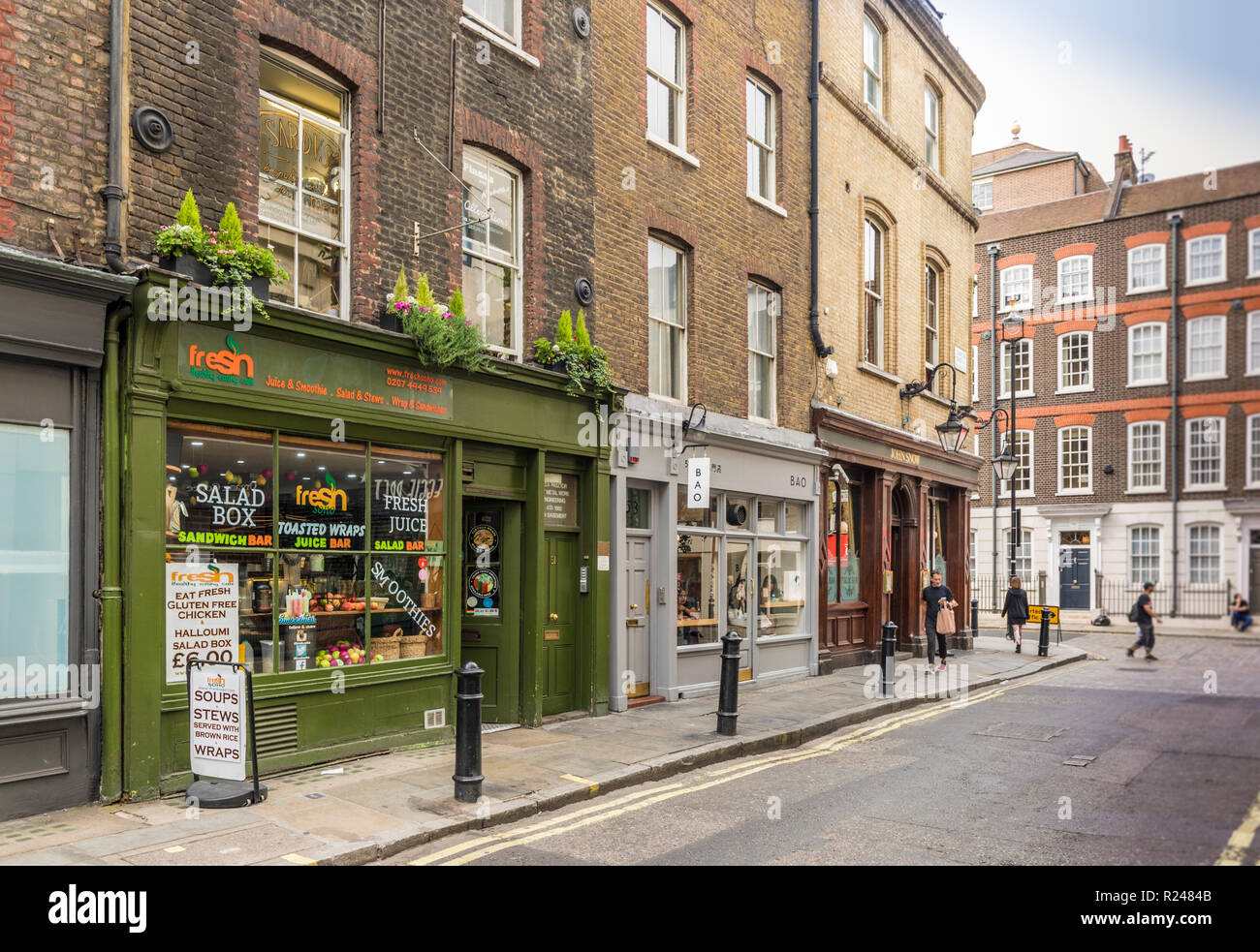 Un tipico Street nel quartiere di Soho a Londra, Inghilterra, Regno Unito, Europa Foto Stock