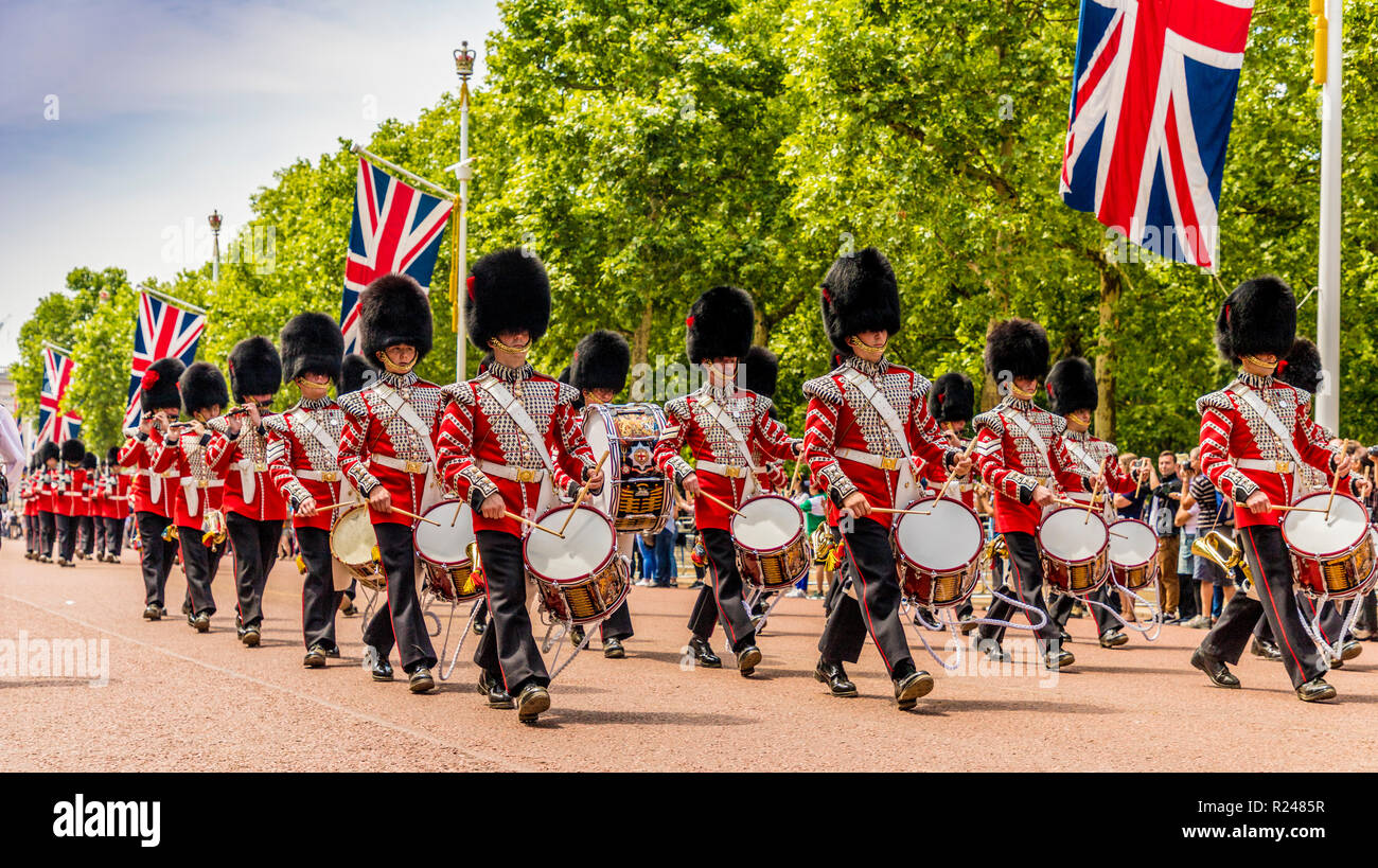 Bandsmen Trooping durante il colore in London, England, Regno Unito, Europa Foto Stock