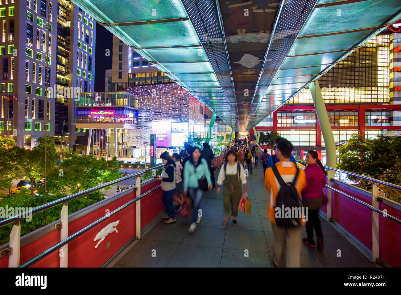 Il centro di Xinyi district, ponte pedonale nel primo quartiere finanziario e dello shopping di Taipei, Taiwan, Asia Foto Stock