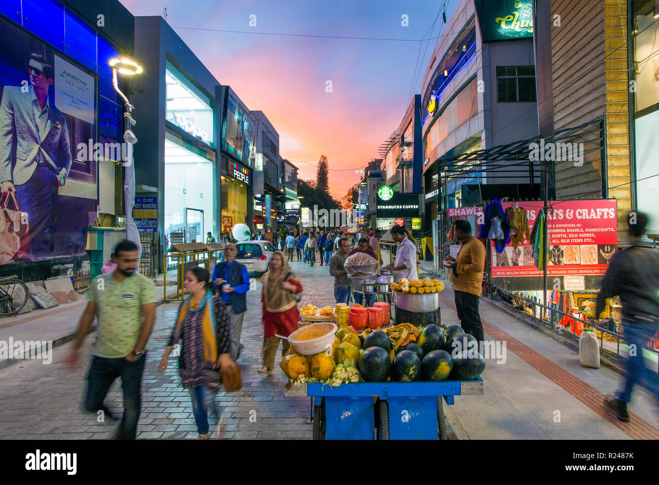 Occupato Brigade Road shopping street, Bangalore (Bangaluru), capitale del Karnataka, India, Asia Foto Stock