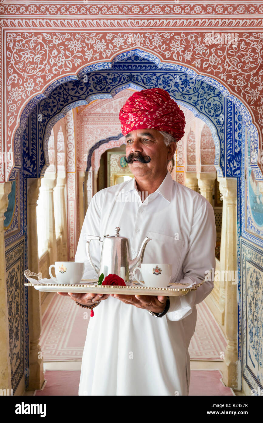 Cameriere porta vassoio tè nel passaggio di ornati, Samode Palace Jaipur, Rajasthan, India, Asia Foto Stock