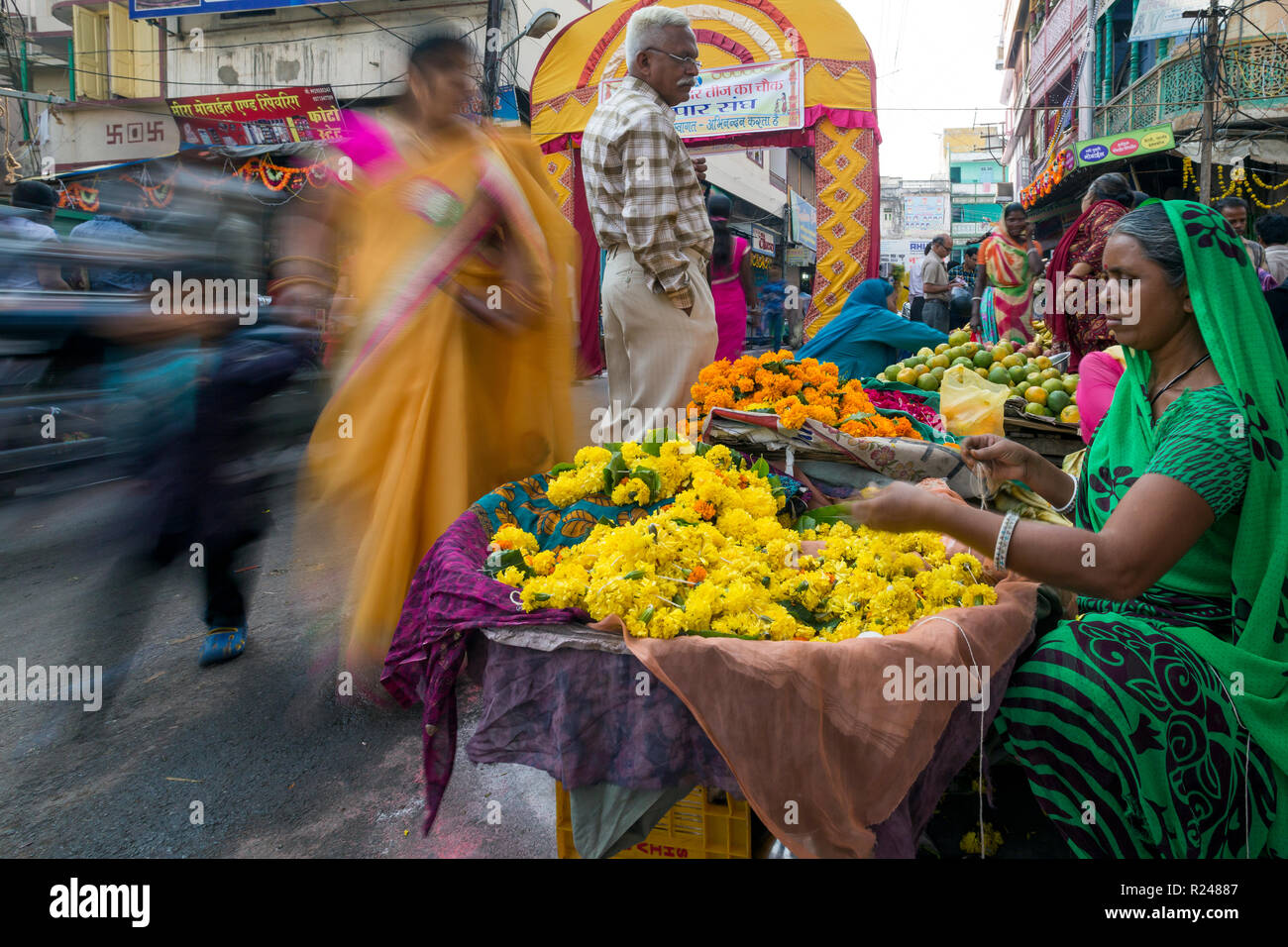 Strada trafficata scena nella Città Vecchia, Udaipur, Rajasthan, India, Asia Foto Stock