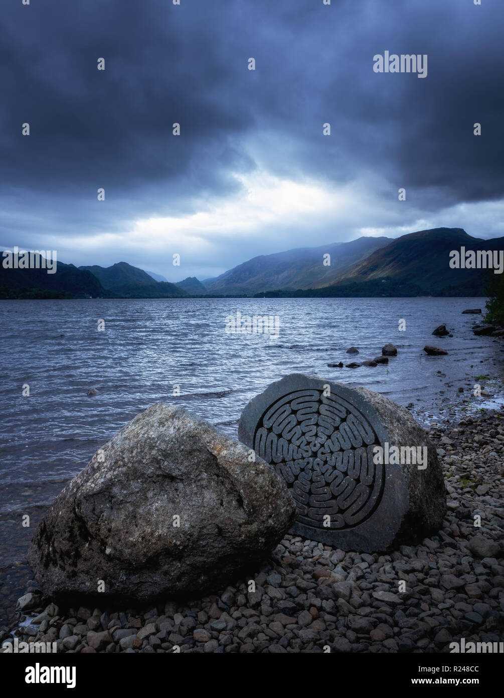 Il National Trust Centenario Pietra, Derwent Water, Parco Nazionale del Distretto dei Laghi, Sito Patrimonio Mondiale dell'UNESCO, Cumbria, England, Regno Unito, Europa Foto Stock