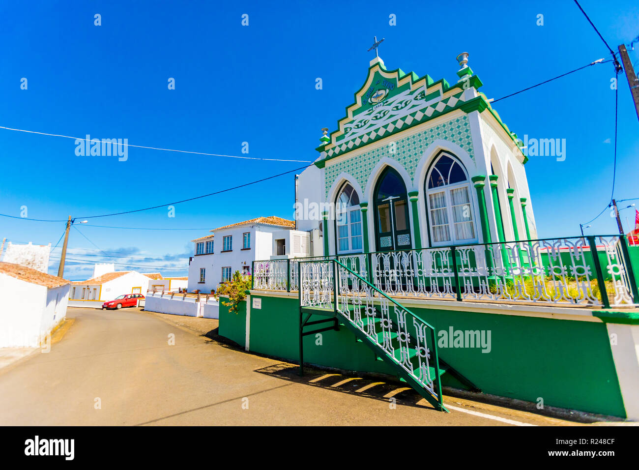 Gli edifici colorati nella cittadina chiamata Sao Mateus abitato attorno all'isola Terceira, Azzorre, Portogallo, Atlantico, Europa Foto Stock