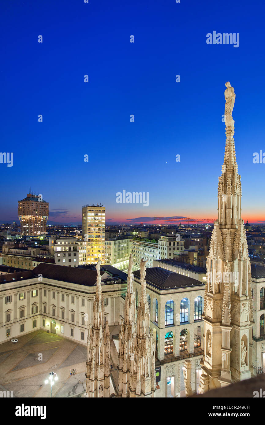 La vista dalla terrazza del Duomo di Milano, Lombardia, Italia, Europa Foto Stock