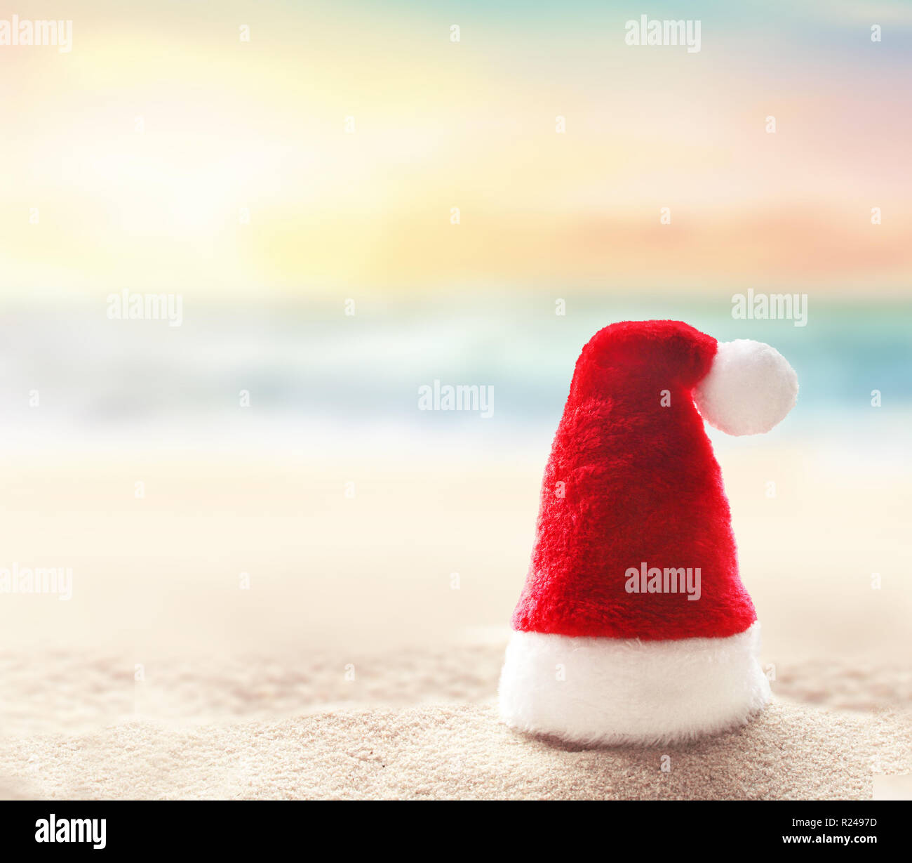 Santa Claus hat sulla sabbia bianca della spiaggia tropicale. Il Natale o il nuovo anno il concetto di vacanza Foto Stock