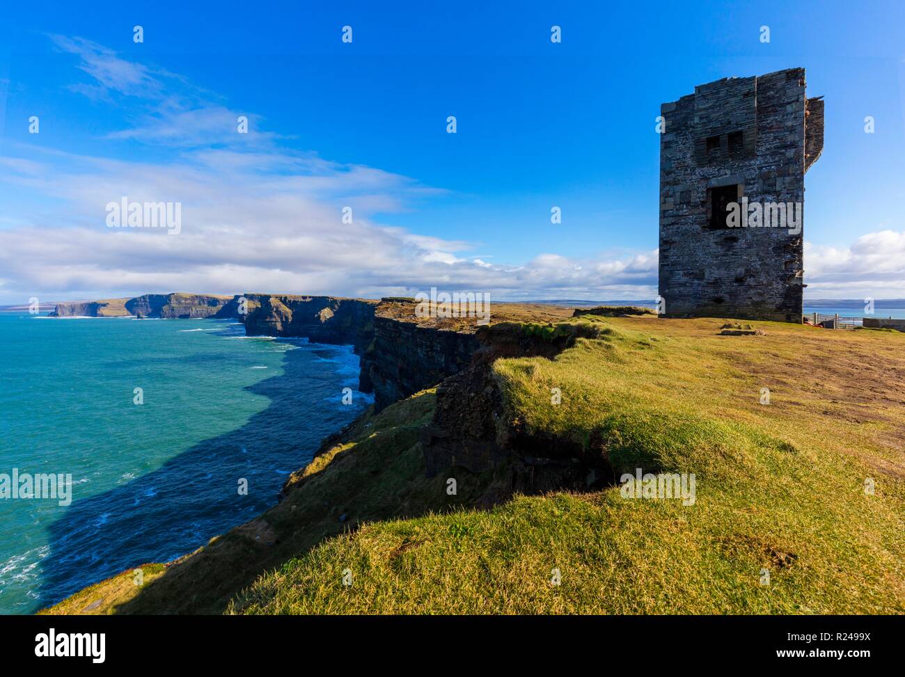 Moher Tower, scogliere passeggiata costiera, County Clare, Munster, Repubblica di Irlanda, Europa Foto Stock