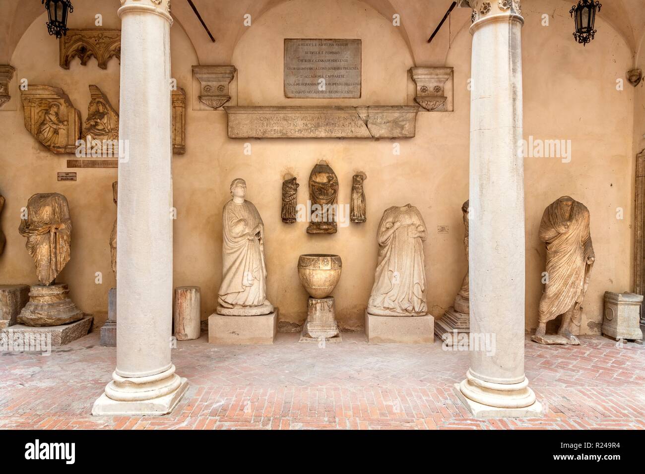 Accademia Carrara di belle arti, cortile esterno con la statuaria romana trovati nella città romana di Luni, Carrara, Toscana, Italia, Europa Foto Stock