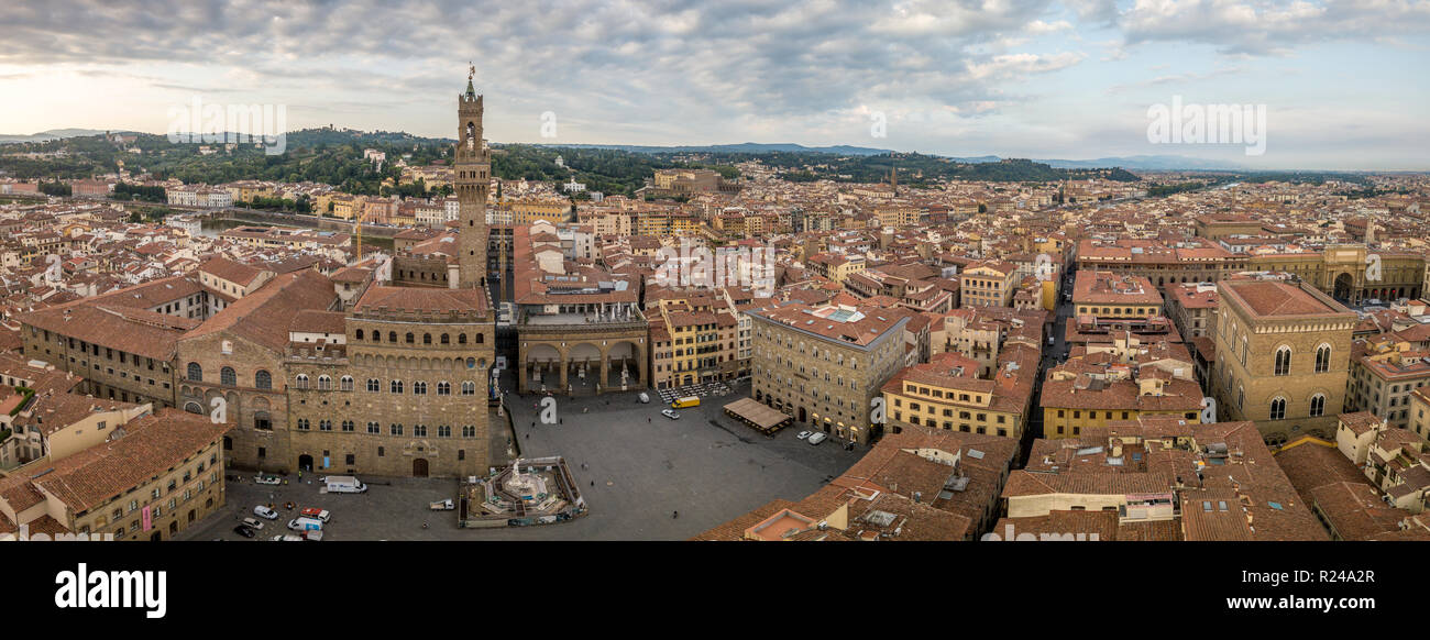 Panoramica aerea di Palazzo Vecchio, Uffizi gallery e il centro medievale di Firenze Firenze Italia Foto Stock