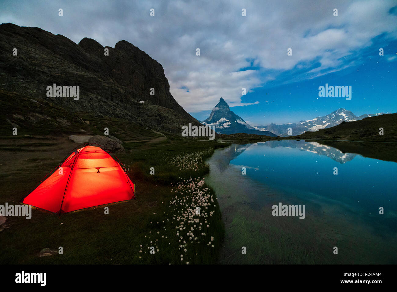 Tenda sulla riva del lago Riffelsee affacciata sul Cervino e Zermatt, canton Vallese, alpi svizzere, Svizzera, Europa Foto Stock