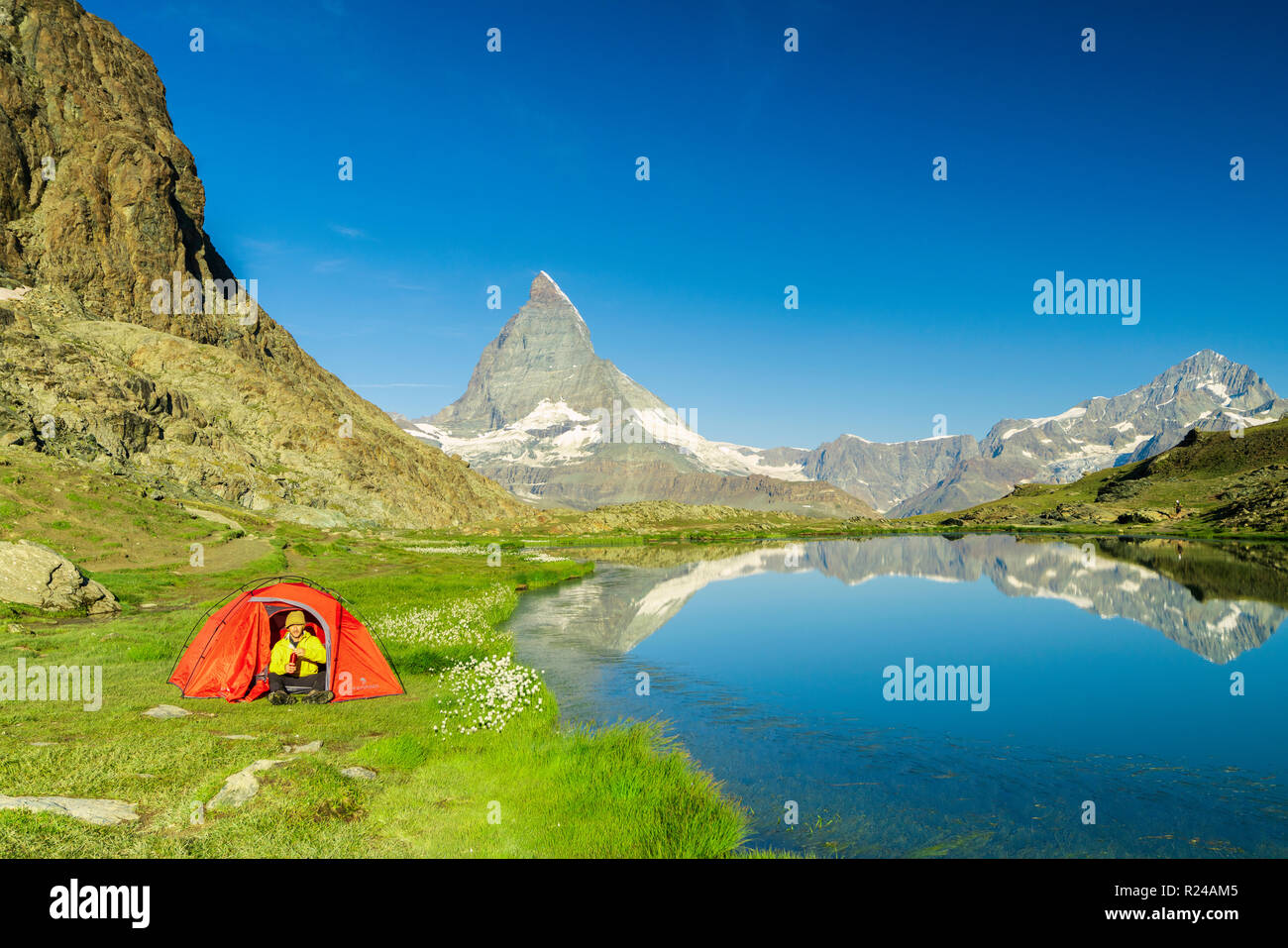 Tenda sulla riva del lago Riffelsee affacciata sul Cervino e Zermatt, canton Vallese, alpi svizzere, Svizzera, Europa Foto Stock