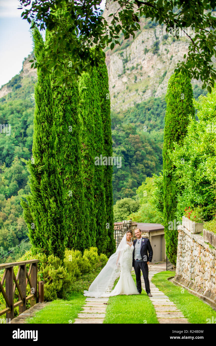 Giovane, la sposa e lo sposo, ponendo al Castello di Rossino, Lago di Como, Lombardia, Italia, Europa Foto Stock