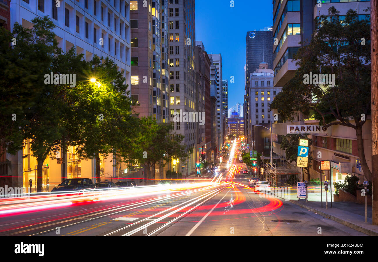 Auto trail luci su Bush Street, Oakland Bay Bridge in background, San Francisco, California, Stati Uniti d'America, America del Nord Foto Stock