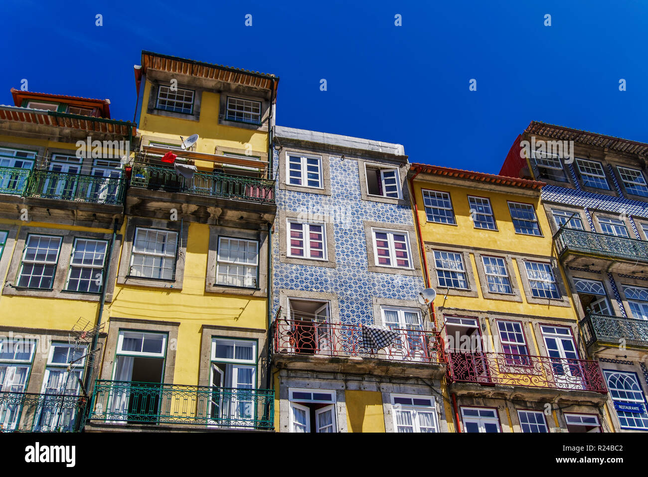 Vista di edifici tradizionali con balconi e piastrelle azulejo, quartiere Ribeira, Porto, Portogallo, Europa Foto Stock