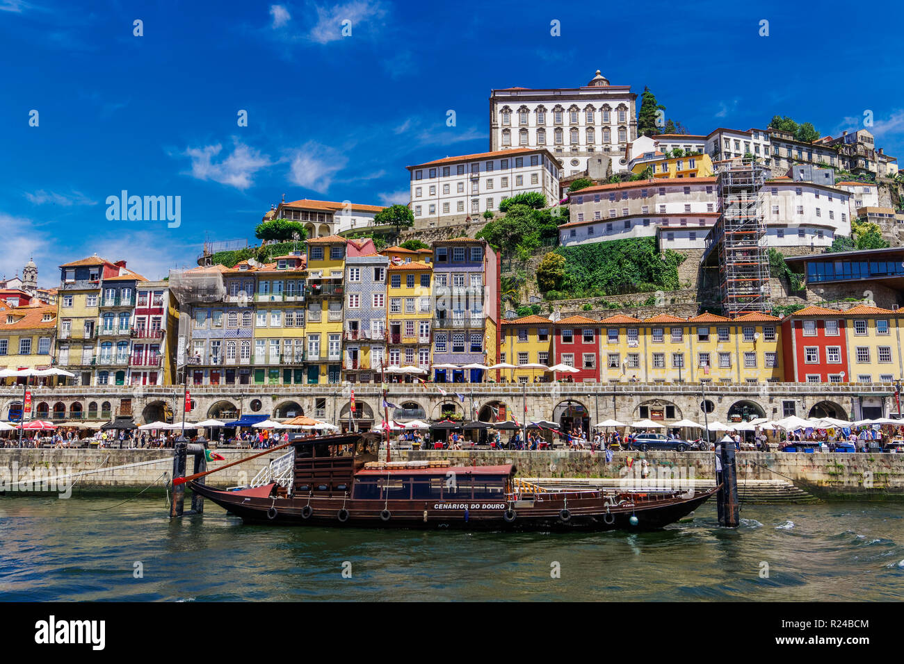 Lungomare di tradizionali case nel quartiere Ribeira e barca sul fiume Douro, Porto, Portogallo, Europa Foto Stock