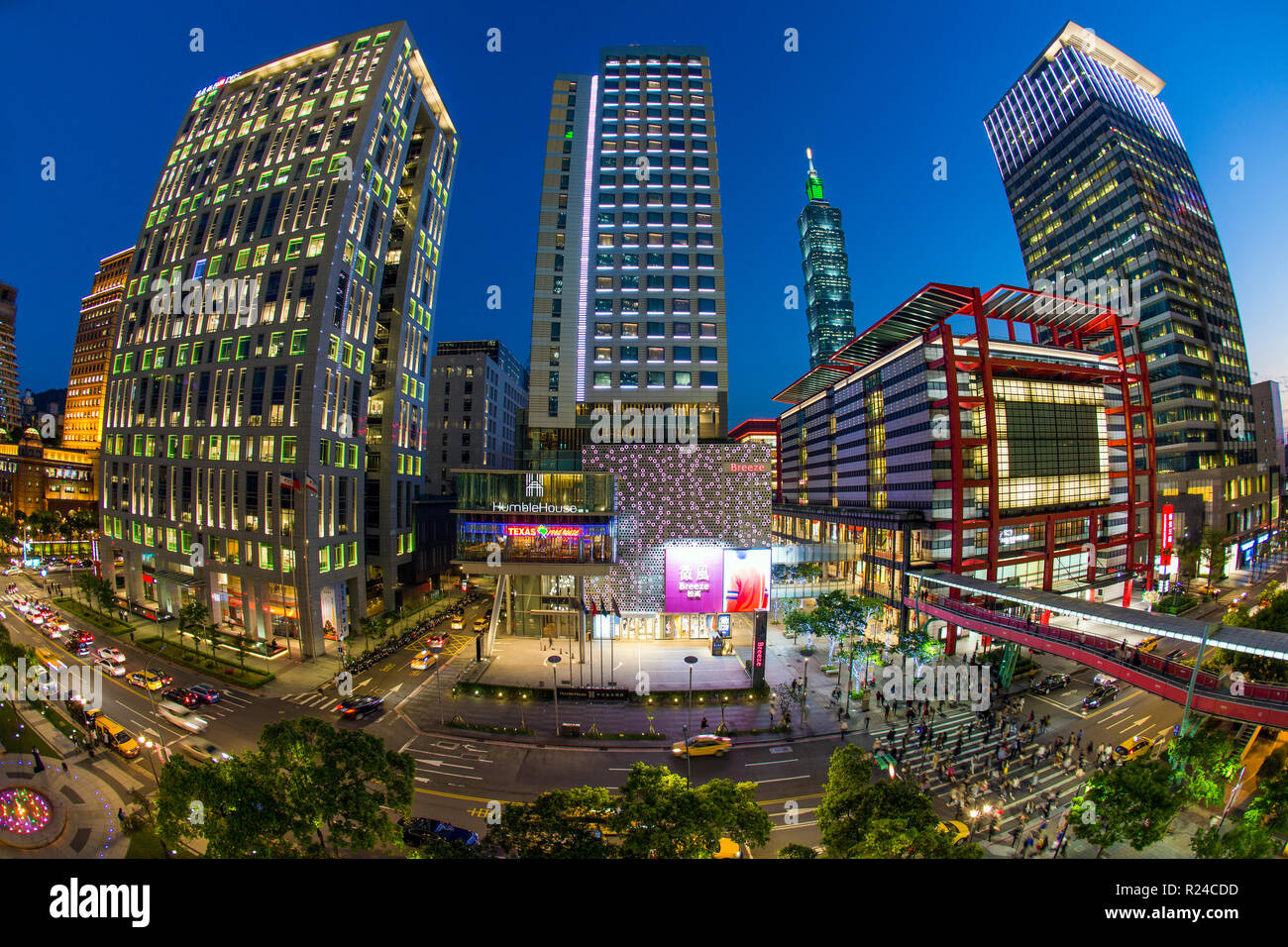 Il centro di Xinyi district, il primo quartiere finanziario e dello shopping di Taipei, Taipei, Taiwan, Asia Foto Stock