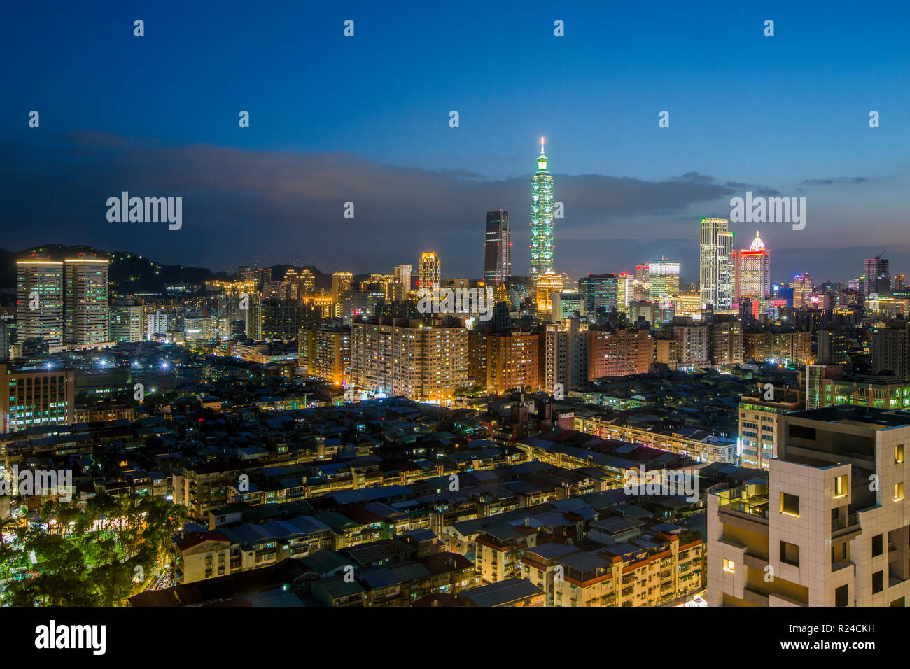 Skyline della città e Taipei 101 building, Taipei, Taiwan, Asia Foto Stock