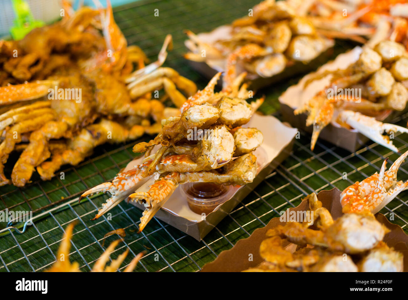 Preparato fresco piccante asiatici fritte al granchio sul mercato in Bangkok. Cucina tailandese tradizionale fatta di ingredienti freschi. Foto Stock