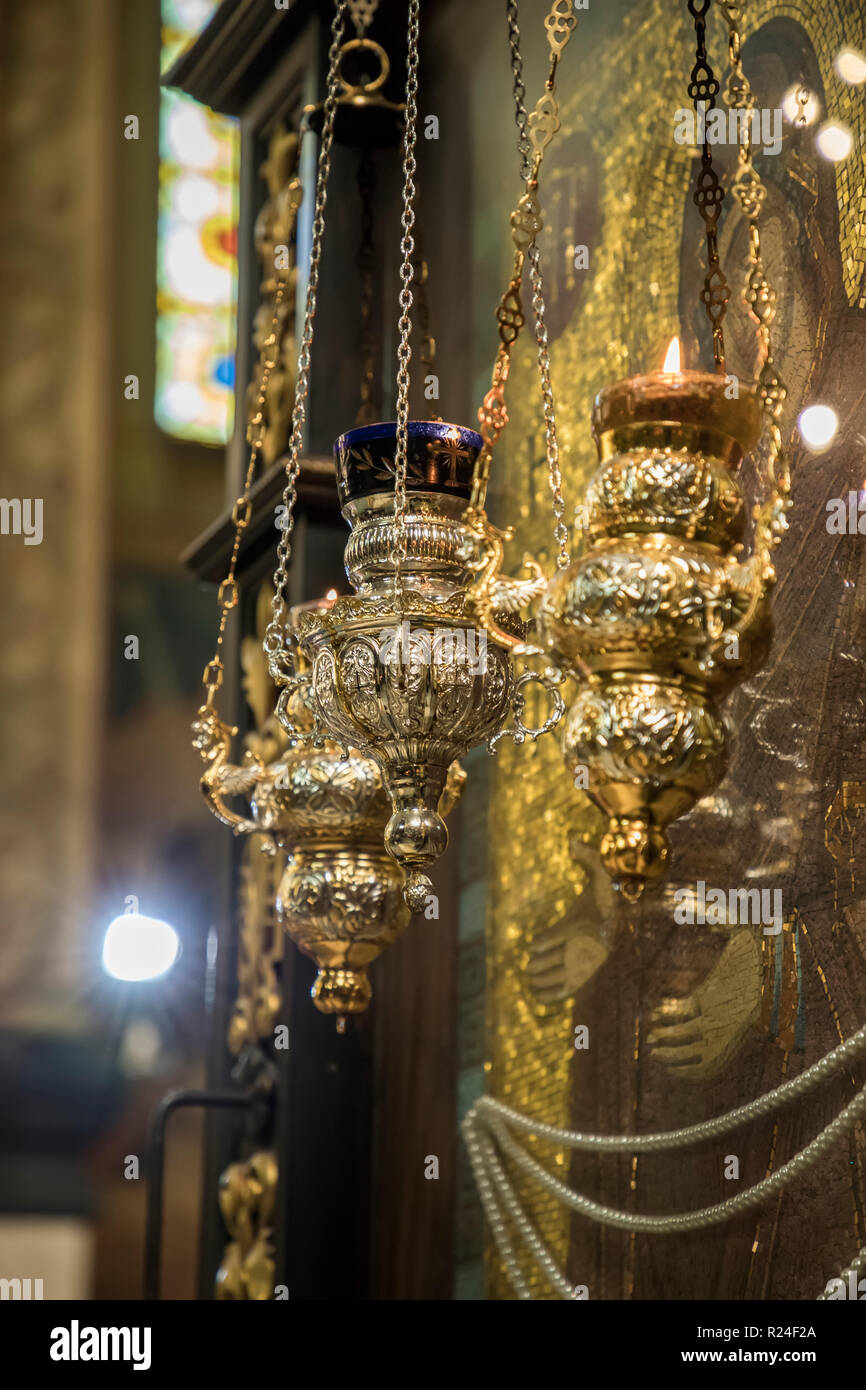 Bella turiboli appeso sopra l'icona grande nella Chiesa Foto Stock