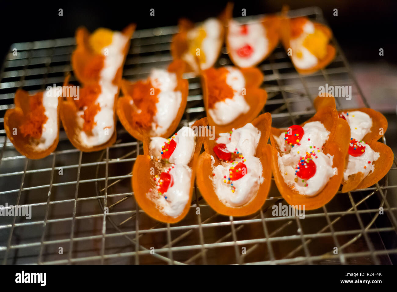 Preparati freschi golden crepes dolci khanom buang sul mercato notturno locale Saladan su Koh Lanta island. Cucina tailandese tradizionale fatta di ingredienti freschi. Foto Stock