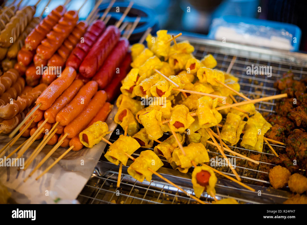 Asian fresca piccante di pollo croccante salsiccia morsi sul mercato locale in Krabi. Cucina tailandese tradizionale fatta di ingredienti freschi. Foto Stock