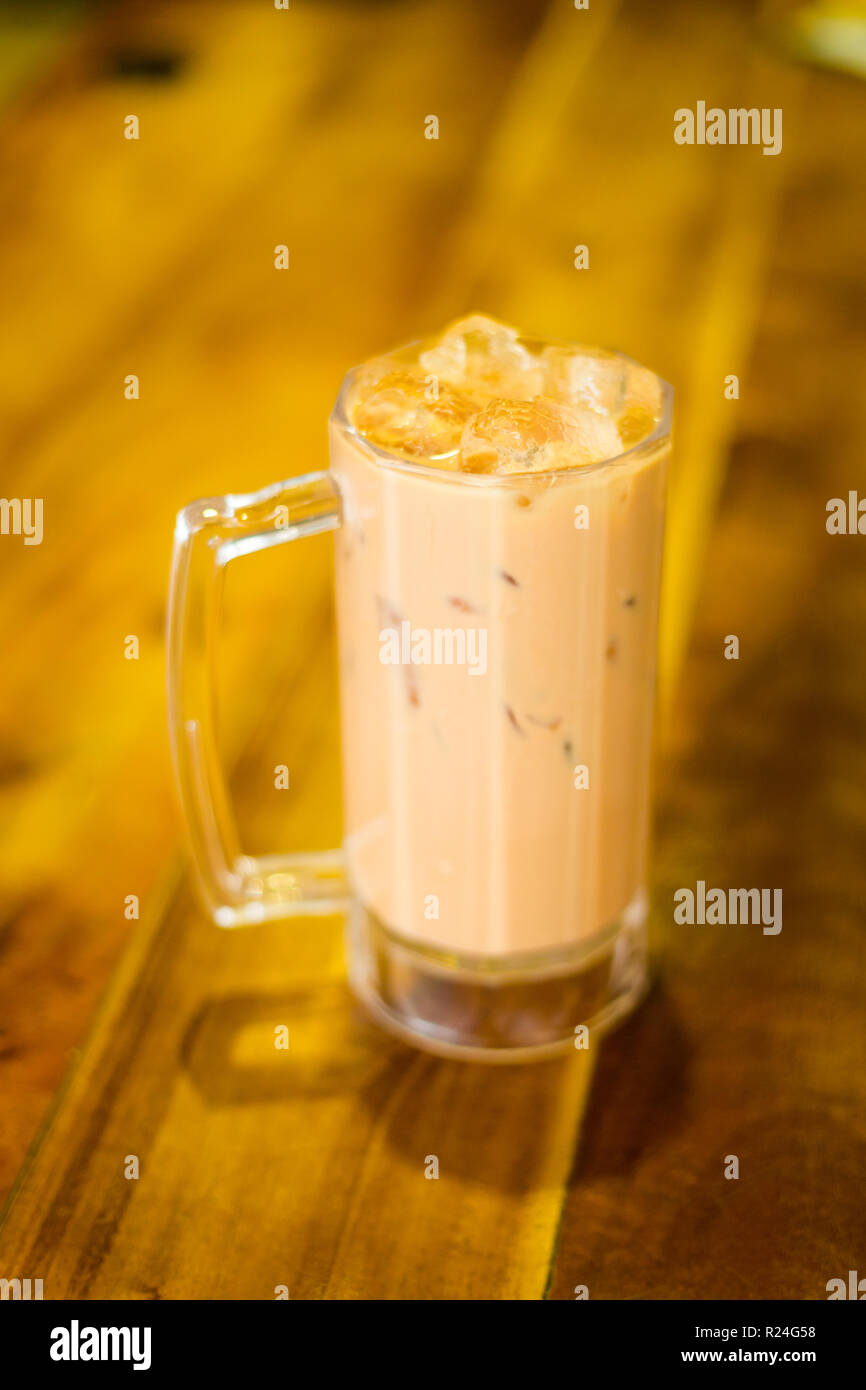 Preparati freschi malaysian Teh Tarik tirato dolce latte ice tea in un ristorante locale in Cameron Highlands. Tradizionali asiatici cucina fatta di ingredi fresco Foto Stock